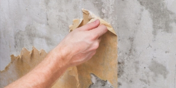 Pintor con 30 años de experiencia explica cómo quitar papel pintado y dejar la pared lista