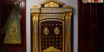 Las puertas del camarín de la Pastora ya lucen con la ejecución del nuevo diseño