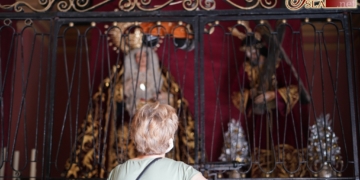 Los Titulares del Nazareno en la pila bautismal por el resanado de la parte alta de su altar
