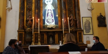 Los hermanos de Servitas rezaron el Santo Rosario ante la Virgen de los Dolores esta mañana