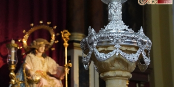 Los blandones de la Pastora se recubren de la orfebrería de los Hermanos Delgado