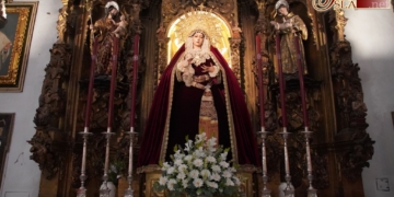 La Virgen de la Trinidad entronizada en el altar de San Miguel por obras de resanado en la Iglesia Mayor
