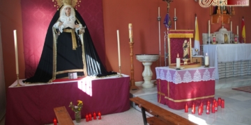 Ofrendas de velas a la Esperanza de la Oliva en el día de los fieles difuntos