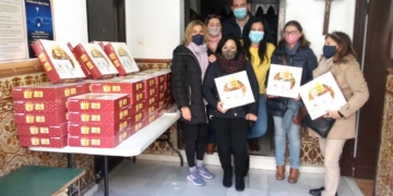 Columna y Servitas entregan roscones a las 64 familias acogidas en Cáritas de la Iglesia Mayor