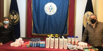 Los cargadores de Cristo Rey colaboran con productos de aseo para San Vicente de Paúl