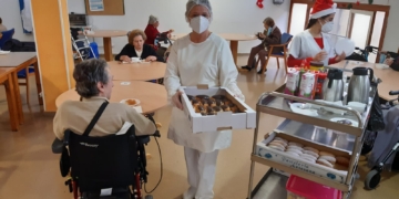 Columna entrega los productos para la tradicional merienda de los ancianos de San José