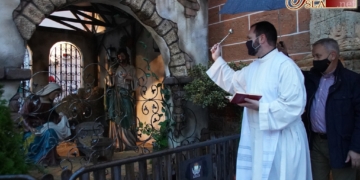 El Belén municipal se reduce un año más al cancel exterior de la Iglesia Mayor