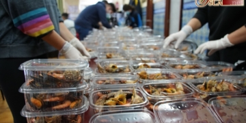 La cocina solidaria del Huerto realiza 160 menús de Nochebuena para familias acogidas en Cáritas