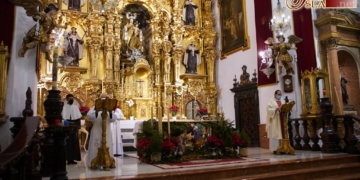 La tradicional misa del gallo abre el día de Navidad en la Parroquia del Carmen