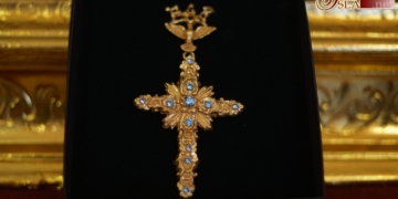 Una familia del Perdón dona a la Virgen de la Paz una cruz pectoral de orfebrería