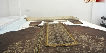 El terno neoclásico de la Virgen del Carmen ya en Sevilla para su restauración