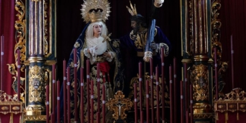 El retablo de Afligidos se completa con las últimas piezas doradas