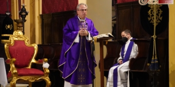 El segundo día del Quinario al Cristo de la Buena Muerte marcado por la imposición de cenizas