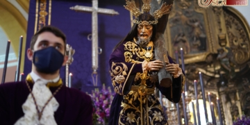 Hermanos y fieles veneran a Jesús Nazareno durante toda la jornada
