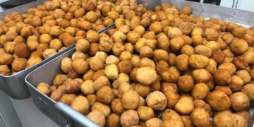 Albóndigas y huevos rellenos: Huerto regresa un mes más con su cocina solidaria