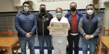 Los cargadores del Nazareno realizan su anual aportación a San Vicente de Paúl