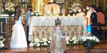Hasta el Niño Jesús de Praga lleva mascarilla en las comuniones del Carmen de Córdoba