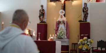 Los hermanos de Humildad y Paciencia rezaron el Santo Rosario junto a la Virgen de las Penas