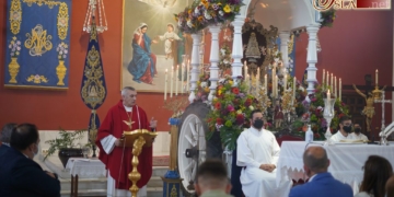 Una misa en la Bazán para recordar que hoy es domingo de Pentecostés entre los rocieros de San Fernando