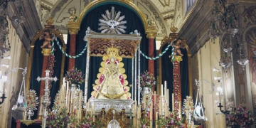 Así luce la Virgen del Rocío en su altar de Novena en Almonte