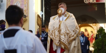El Santísimo bendijo al barrio de la Pastora tras la Función eucarística