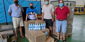 Pastora entrega litros de gel y mascarillas a Cáritas y Red Madre
