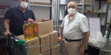 Misericordia entrega 150 litros de aceite oliva a Cáritas de la Pastora