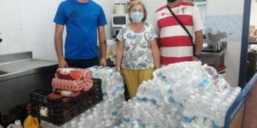 Misericordia entrega botellines de agua al comedor El Pan Nuestro ante la ola de calor