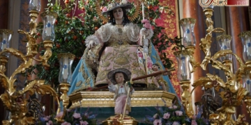 La Divina Pastora entronizada en su paso para presidir los cultos de agosto