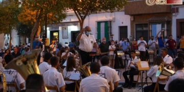 Rezos, velas, marchas y hasta una petalada para una tarde de 15 de agosto muy especial