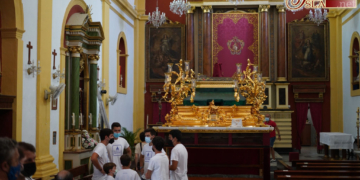Los costaleros de la Pastora trasladaron el paso al presbiterio para los cultos de agosto