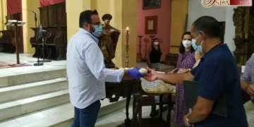 Bendición y reparto de panes y agua en los Servitas con motivo de la festividad de San Felipe Benicio