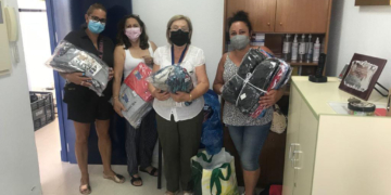 Columna realiza una entrega de ropa al comedor El Pan Nuestro