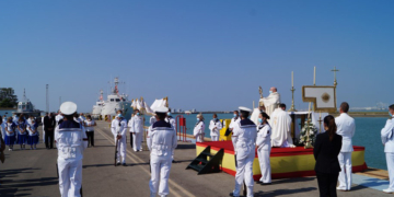 La Armada cumplió con la tradición de la Bendición del Mar en La Carraca