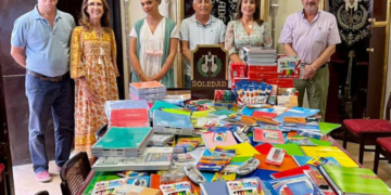 Material escolar para Cáritas de la Iglesia Mayor gracias a la campaña de Soledad y San José