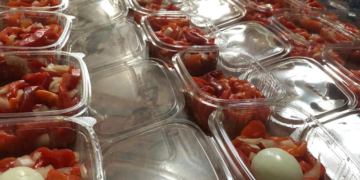 Ensalada de pimientos asados y patatas a la riojana: Menú de octubre en la cocina solidaria del Huerto