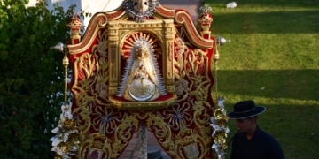 Bendecido el Simpecado de la agrupación parroquial del Rocío de San Roque