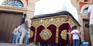 El paso de la Divina Pastora trasladado al ayuntamiento para la exposición por el centenario de su canastilla