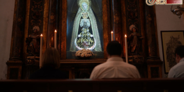 Los hermanos de Servitas rezaron el Santo Rosario ante la Virgen de los Dolores