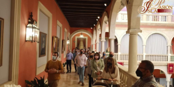 Los rocieros isleños visitaron la exposición ‘Jubilar Rocío’