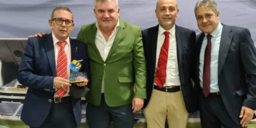 El Cádiz CF reconoce a la Hermandad de la Divina Pastora por su labor social