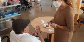 Los cofrades de Columna ofrecen la tradicional merienda en la residencia de ancianos de San José