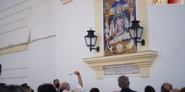 El azulejo del 75 aniversario de la Caridad colocado y bendecido en el lateral de San Francisco tras cuatro años de espera