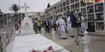 Los cofrades de Medinaceli rezaron el rosario por los difuntos en el camposanto isleño