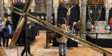 Córdoba muestra grandes joyas del arte cofrade en una exposición en la Mezquita-Catedral