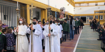 La festividad de la Niña María se celebró en el colegio de las Carmelitas con una procesión por el interior del centro