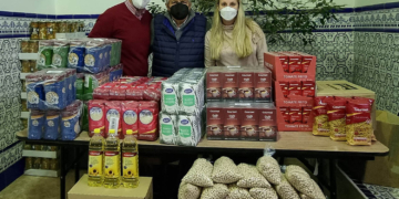 Caridad entrega a Cáritas de San Francisco alimentos gracias a su campaña de Navidad