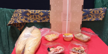 Cena de Navidad para los acogidos en Cáritas de la Pastora gracias a la cocina solidaria del Huerto