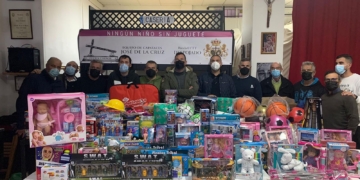 La cuadrilla de José de la Cruz entregó los juguetes del ensayo solidario a la asociación de Reyes Magos
