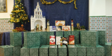 La Hermandad del Rocío entrega un lote de Navidad para cada familia acogida en Cáritas de la Sagrada Familia